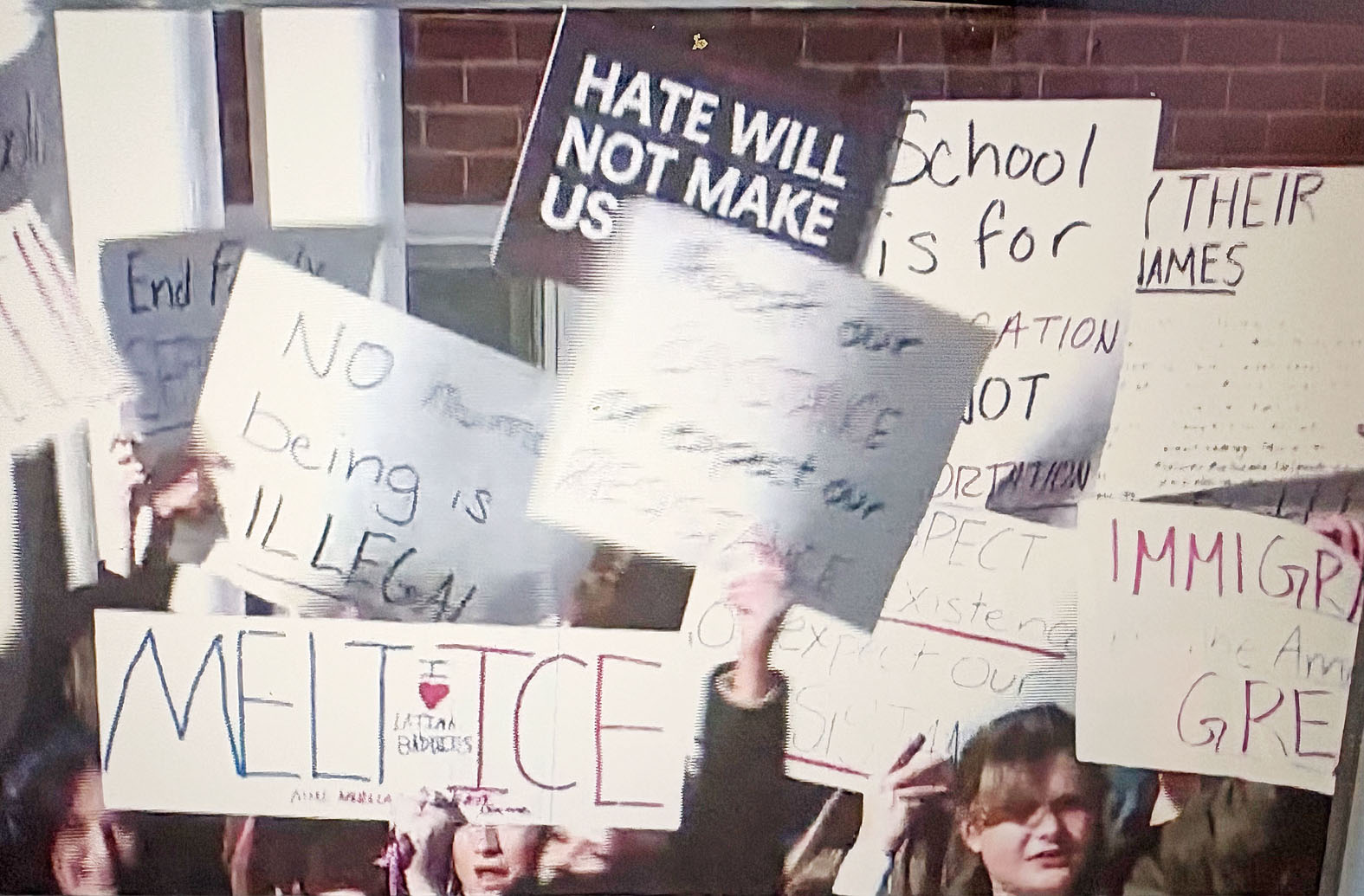 長島蘇福縣北港高中的學生抗議ICE的移民執法行動舉行和平罷課，加入了長島各地日益高漲的學生示威浪潮。