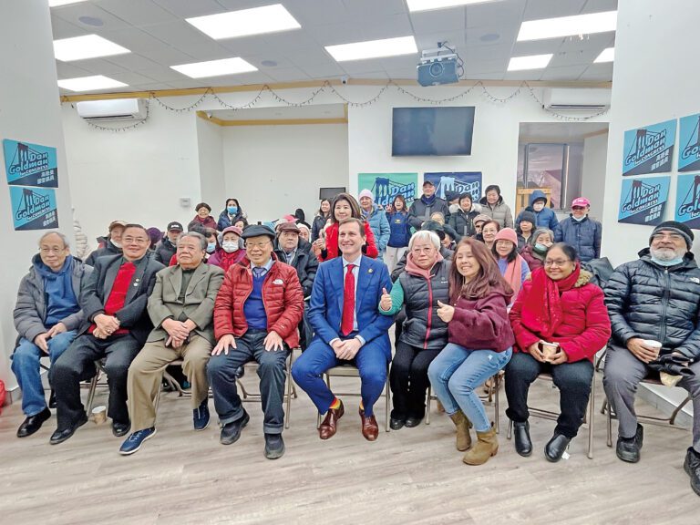 高德曼與華埠民眾合影。