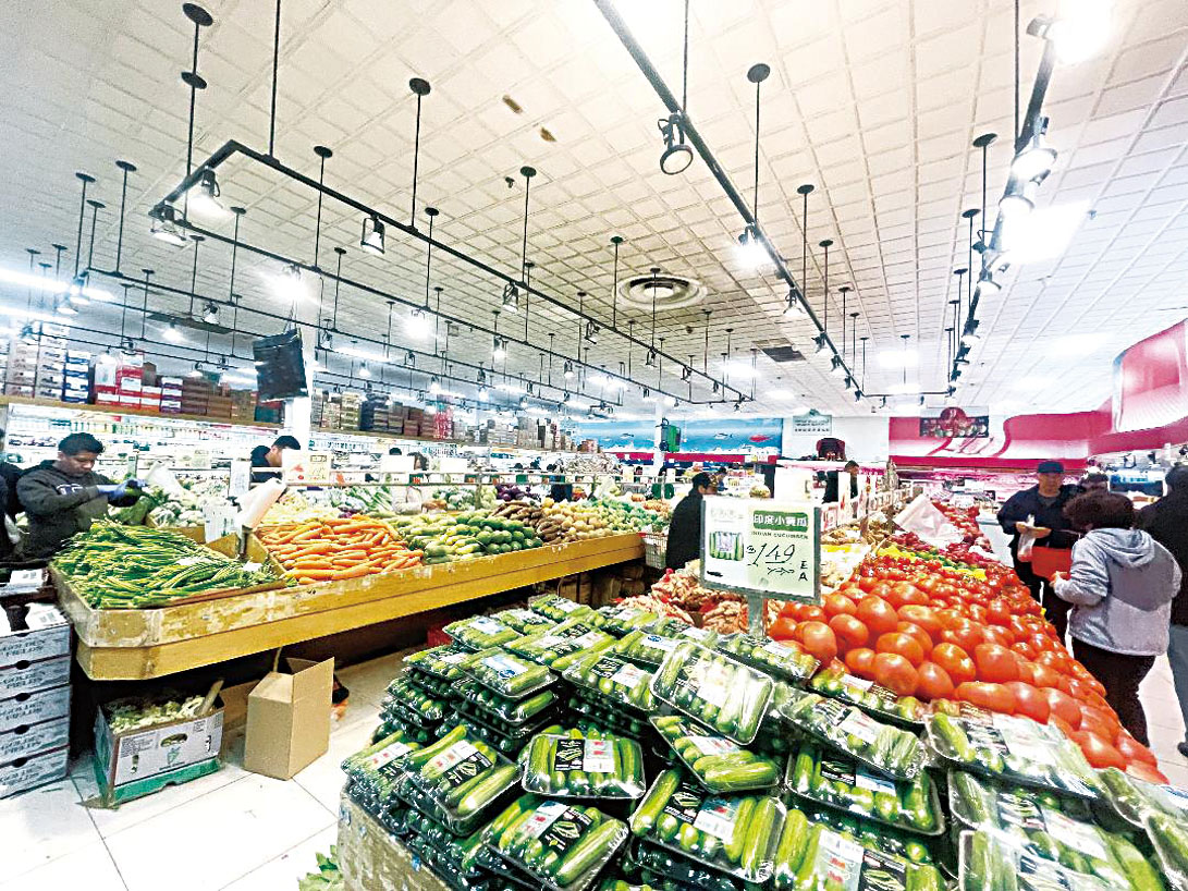 新龍興超市精心為您挑選了各式各樣的優質年貨，種類豐富，價格親民，物美價廉，不論是送禮還是自用，都是絕佳選擇！