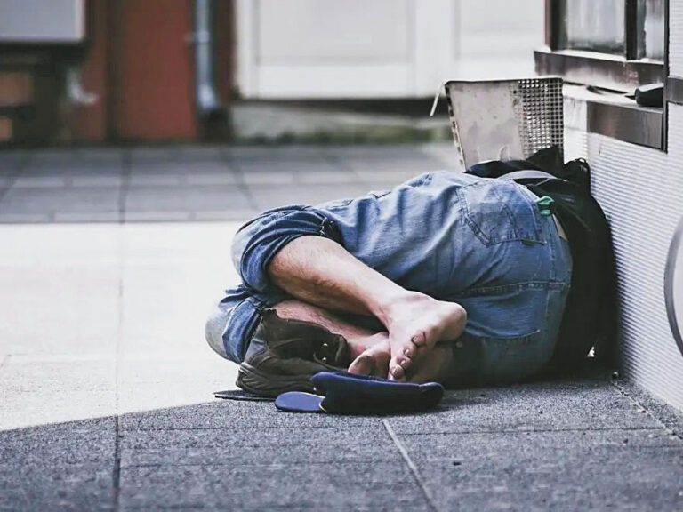 酷寒天氣下已有17人死亡，市長馬姆達尼推出LinkNYC公益宣傳片，呼籲無家可歸者盡快進入室內避寒。