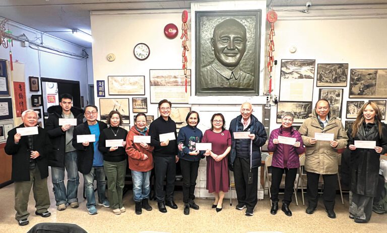 中華公所向老人中心派紅包