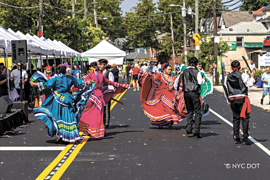 去年夏季步行街表演活動。