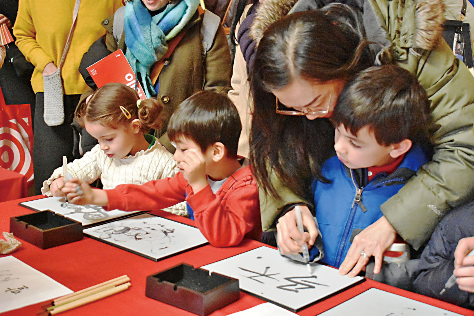 小朋友們與家長一起體驗書法。