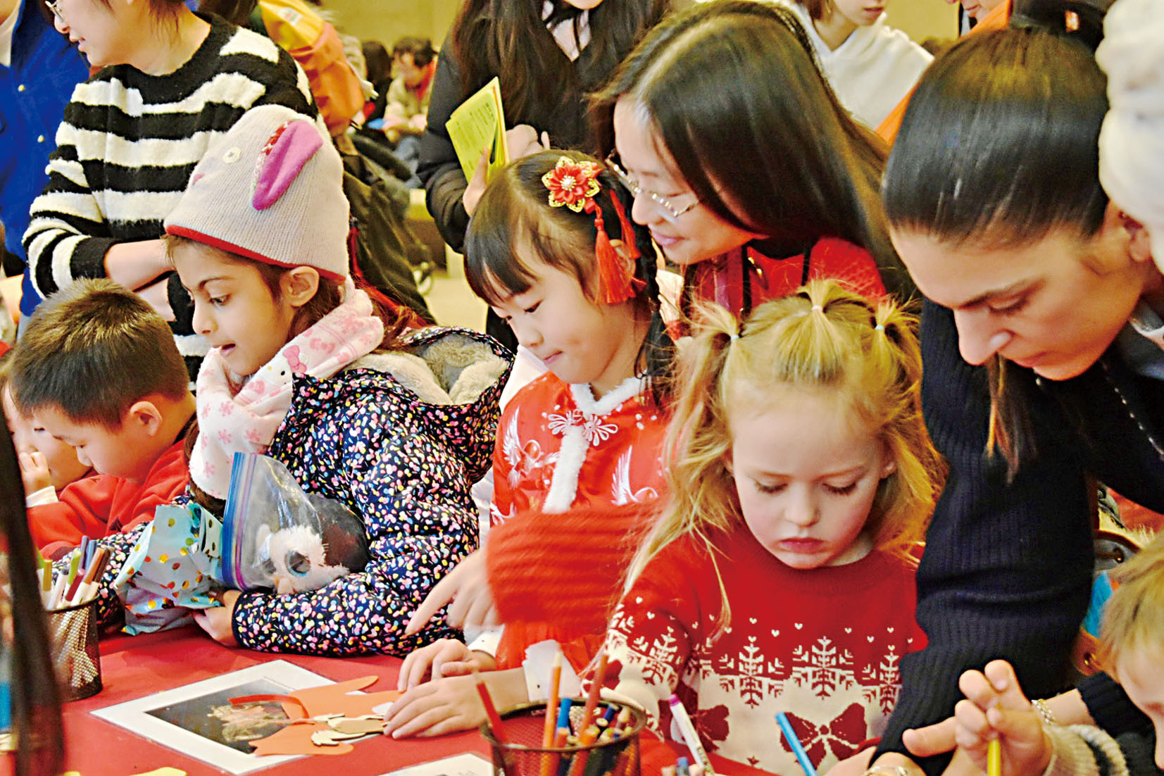 小朋友們製作馬形紙條,與家人一起寫下新年祈願。