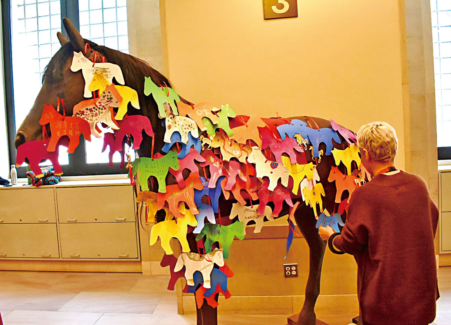 貼滿民眾心意的巨馬展示架。