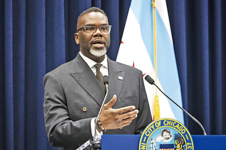 芝加哥市長約翰遜簽署行政令、指令芝加哥警察調查聯邦移民執法人員。