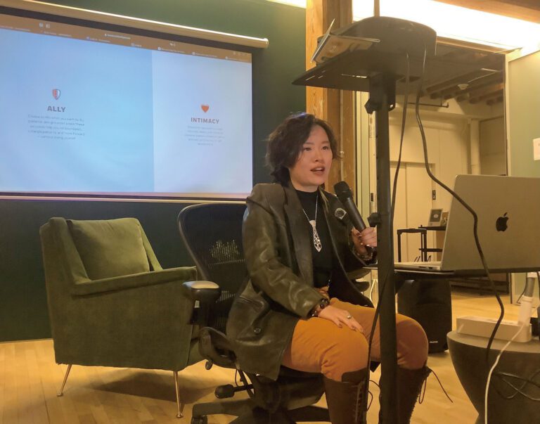 彎彎介紹Luve AI的產品。