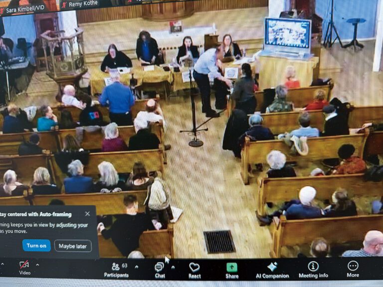 蘭德在答問後向群眾握手拉票。