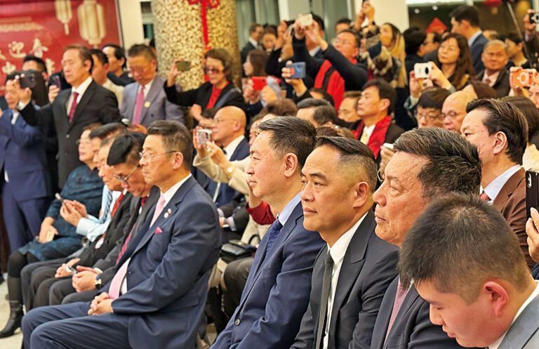 陳立（中）與各僑領觀看新春演出。