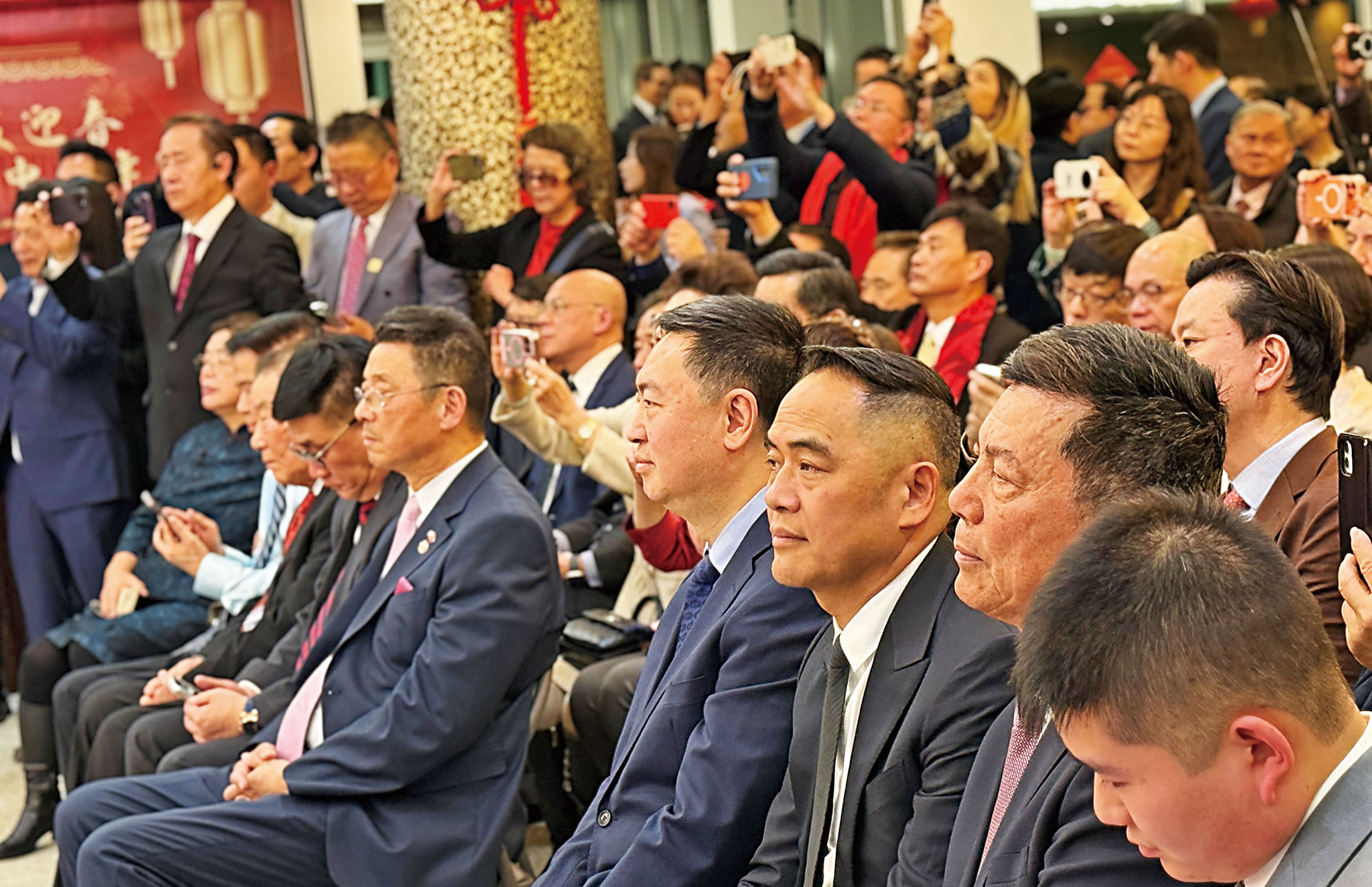 陳立(中)與各僑領觀看新春演出。