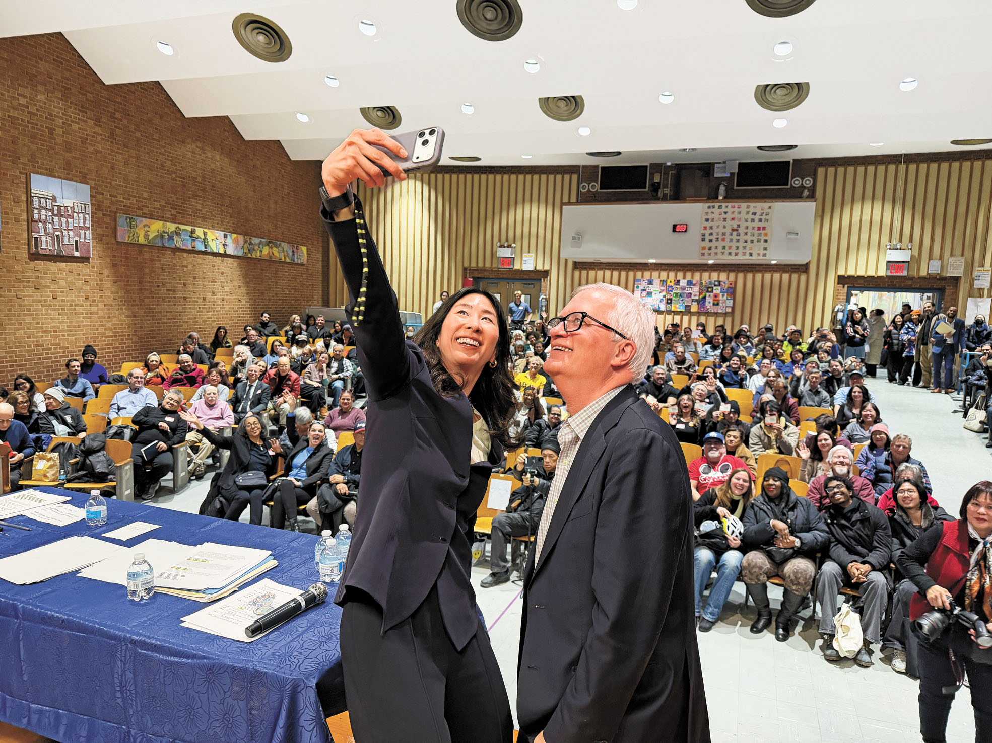 卡凡納及李榮恩欣喜見到200多人參加里民大會,高興地要求與民眾自拍留念。