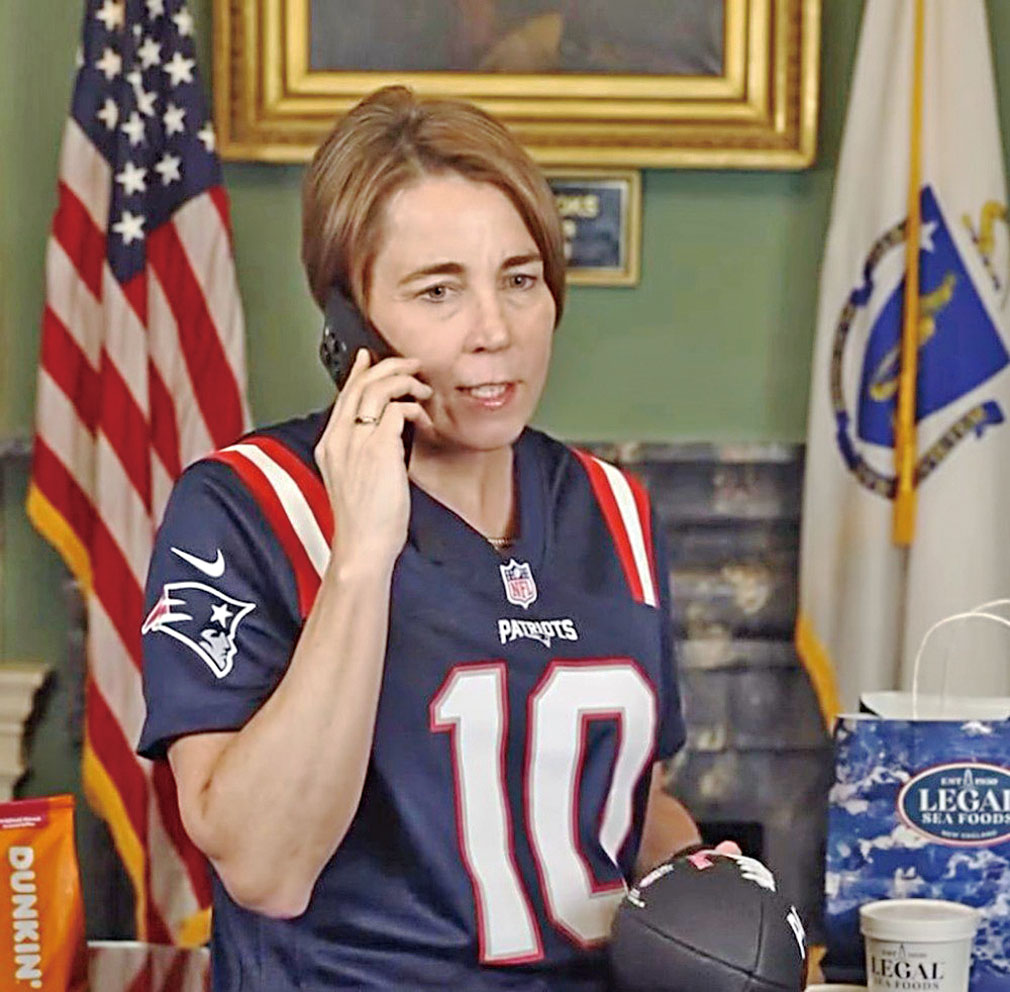 希利穿愛國者隊球衣同華盛頓州州長佛格森通話。州府提供