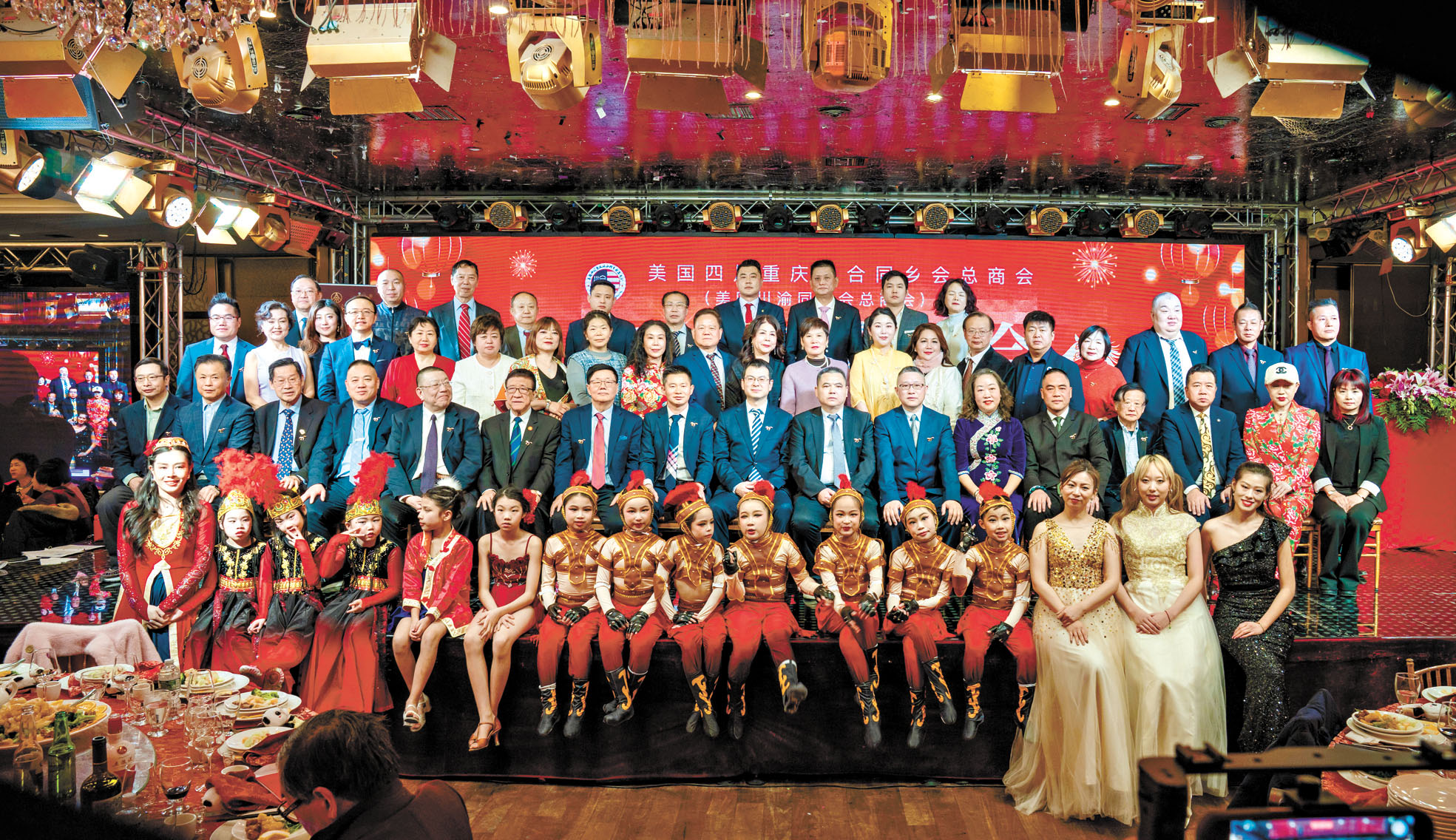 美國川渝同鄉會總商會迎春年會登場 鄉親齊聚共慶新春。
