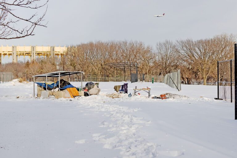 紐約市嚴寒天氣持續，市府正面臨大量遊民死亡的巨大壓力。 Anna Watts /紐約時報