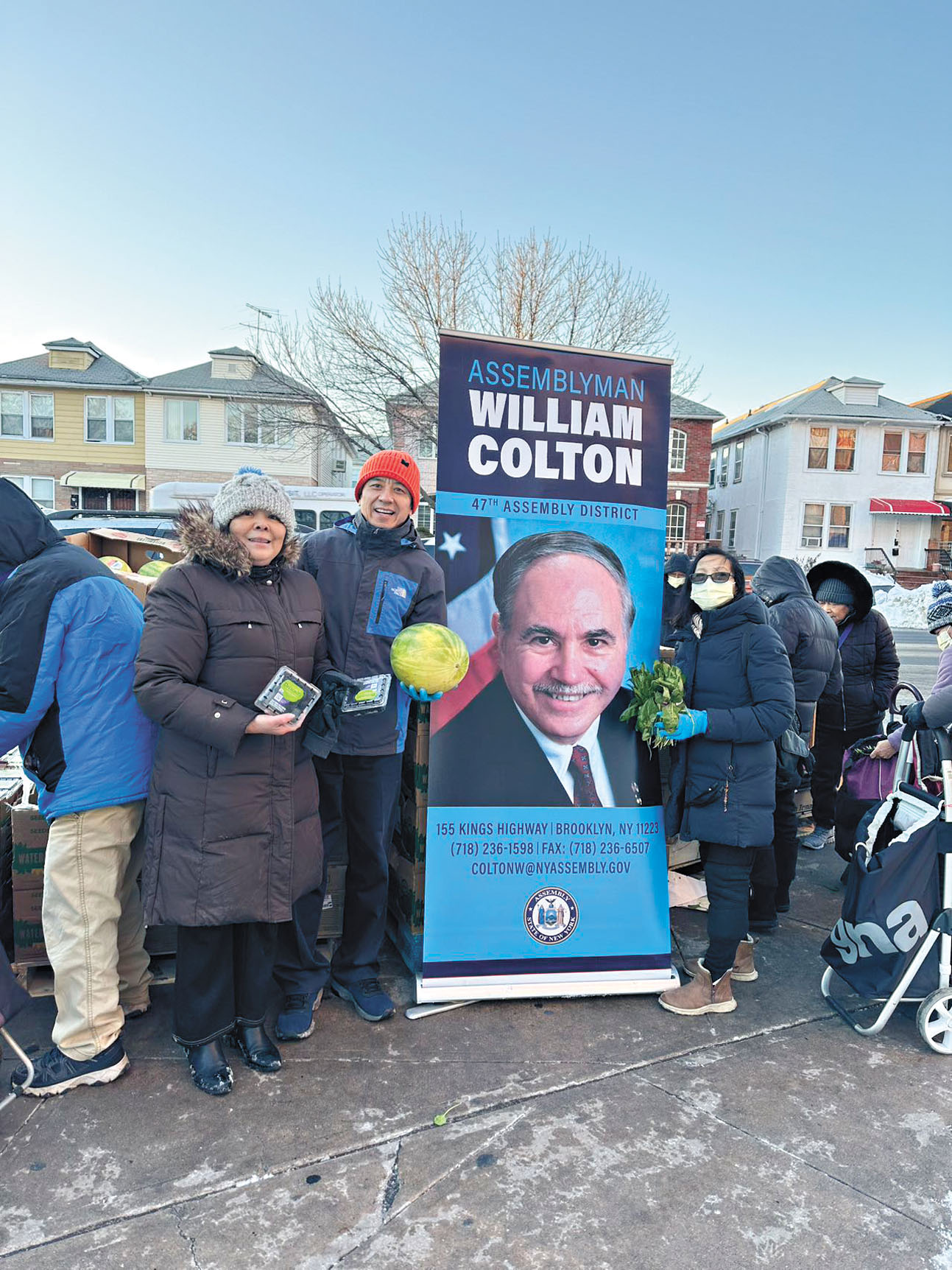 賀立寧(左二)2日為民眾派發食物。寇頓辦公室提供