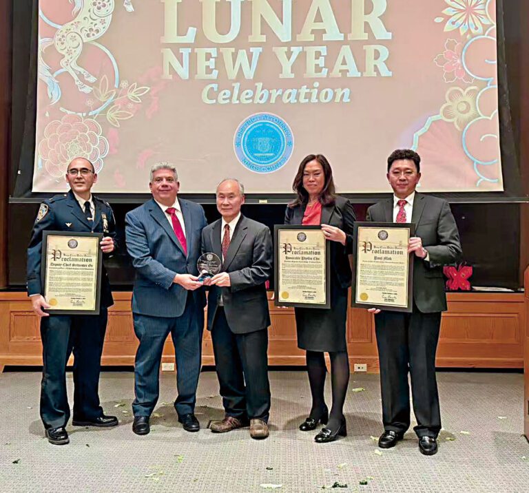 蔣沙樂(左二)3日表彰對社區作出傑出貢獻的多名華裔。