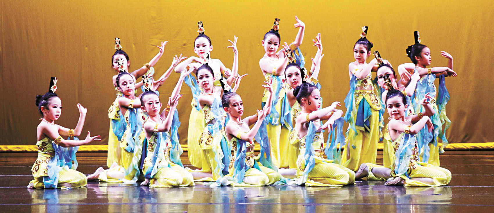 中班學生表演集體舞。   李強攝