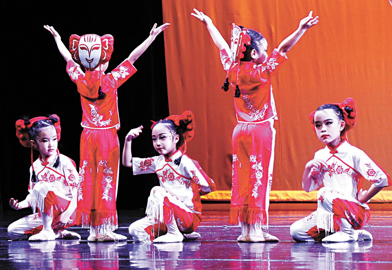 小班學生表演舞蹈《剪紙姑娘》。