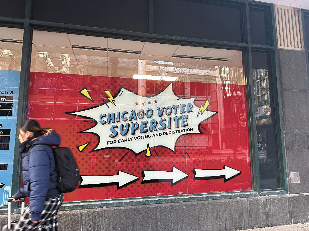 芝加哥選委會的超級投票站新址在 137 S State St ( State St/Adams St),交通非常的方便。 梁敏育攝