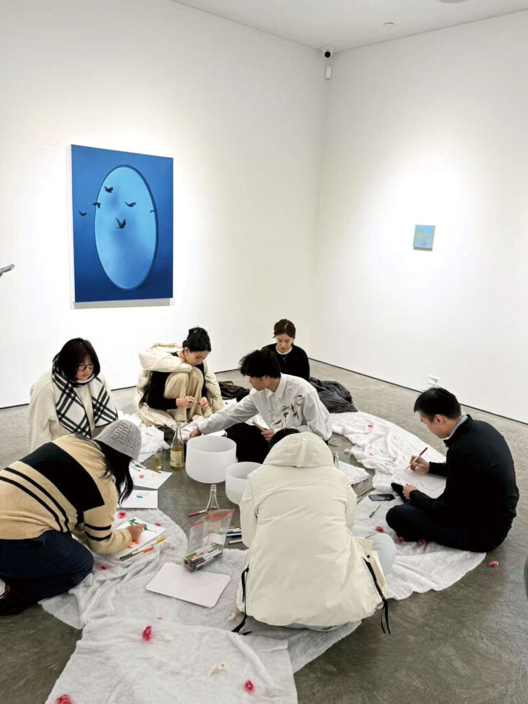 觀眾在展覽現場進行沉浸式體驗。