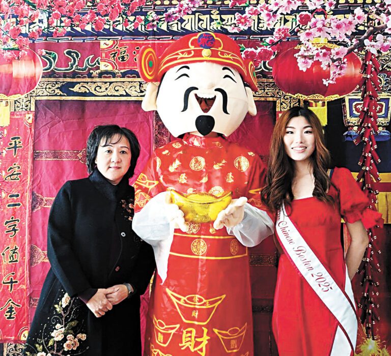 劍橋春晚現場，徐楚瀟（右）、李徐慕蓮（左）同財神爺合影。