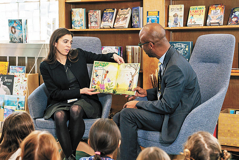 薩繆思與莉絲為學生朗讀。