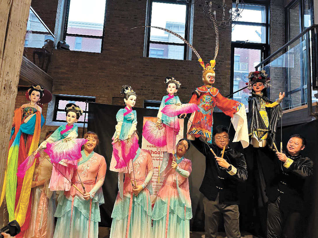 仗頭木偶劇的木偶造型細膩生動、操控講究「人偶合一」,在方寸舞台上呈現出豐富的情感與戲劇張力。 梁敏育攝