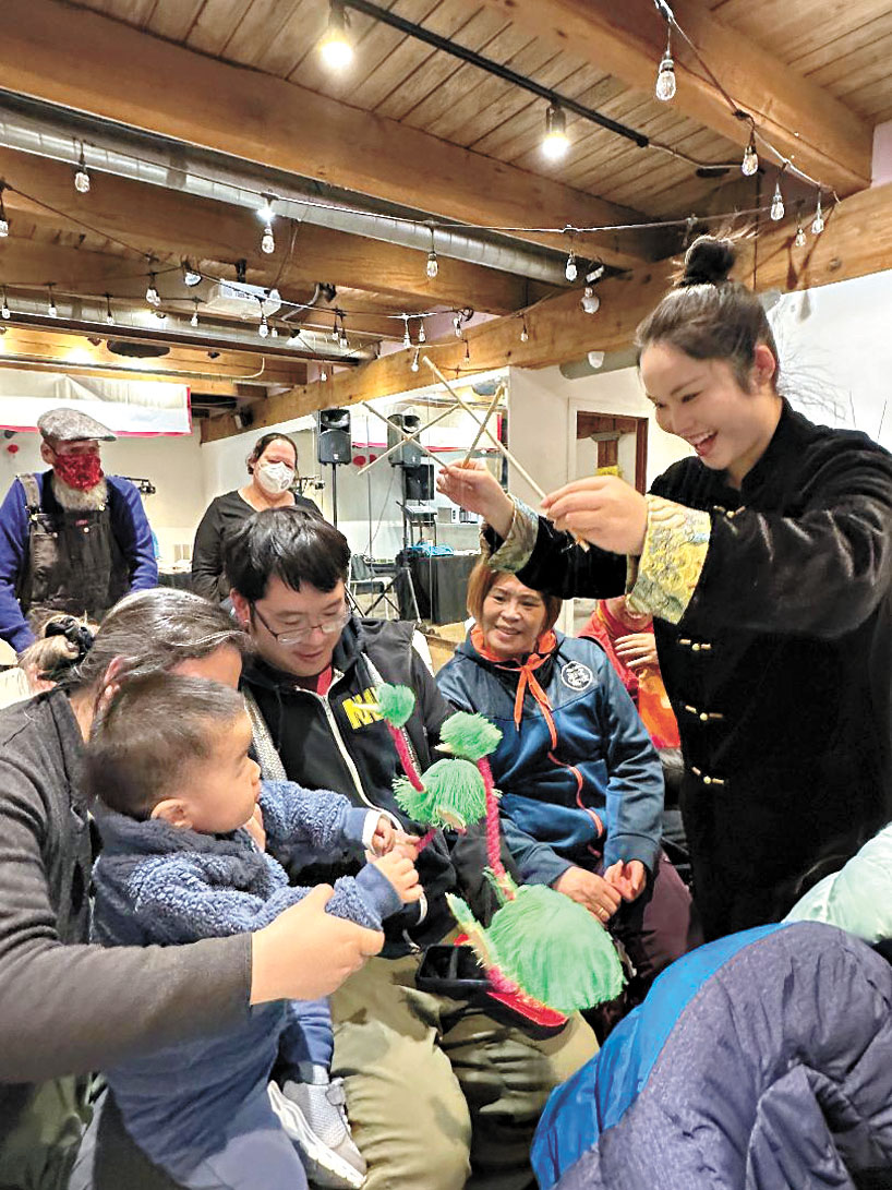 團員在現場與小朋友互動互玩的「小鴕鳥」,小觀眾們都被逗的樂不可支。 梁敏育攝