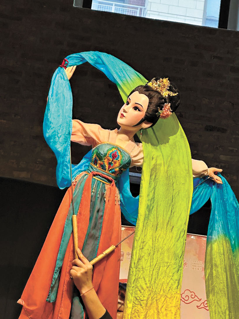 小小的木偶舞動10多米長的彩調,翩翩起舞,美不勝收。 梁敏育攝