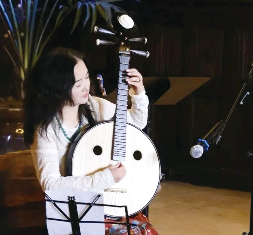 蒼珍女士表演中阮獨奏《晴雯曲》。