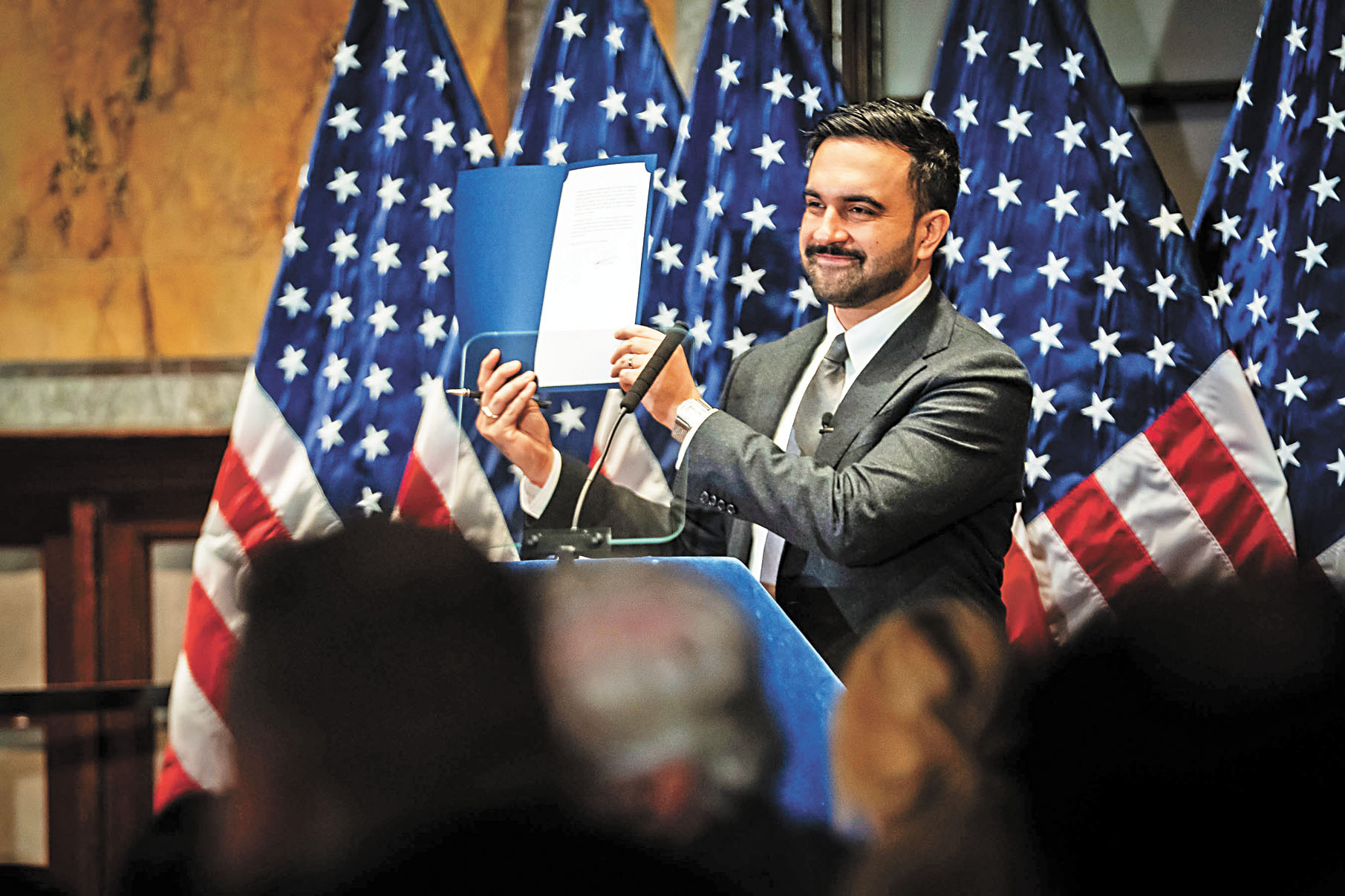 馬姆達尼即場簽署行政命令，重申紐約市將堅守「庇護市」法例。市長辦公室Flickr圖片