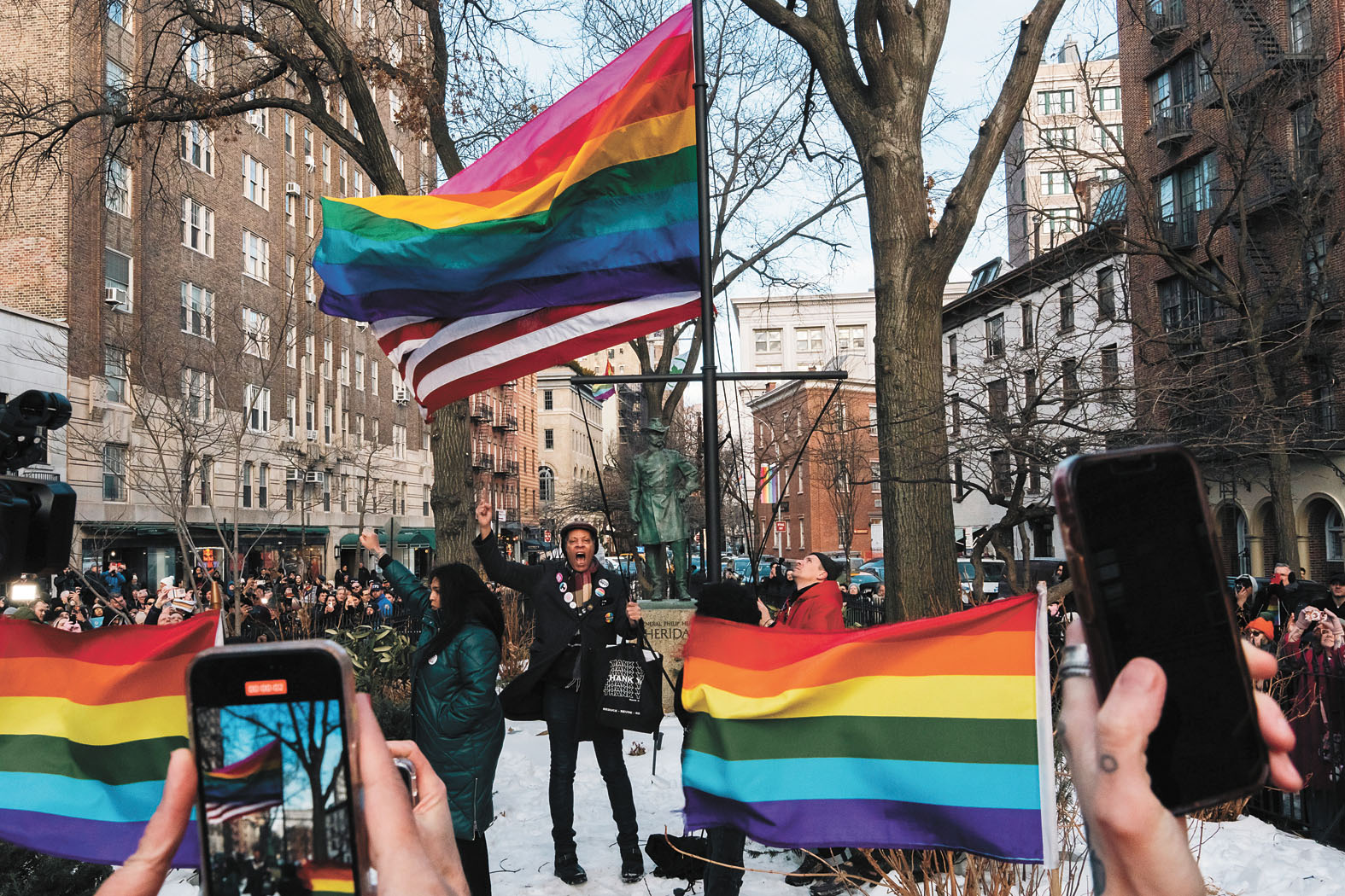 活動人士把彩虹旗與國旗並列飄揚，引來支持者喝彩。   Cristina Matuozzi/紐約時報