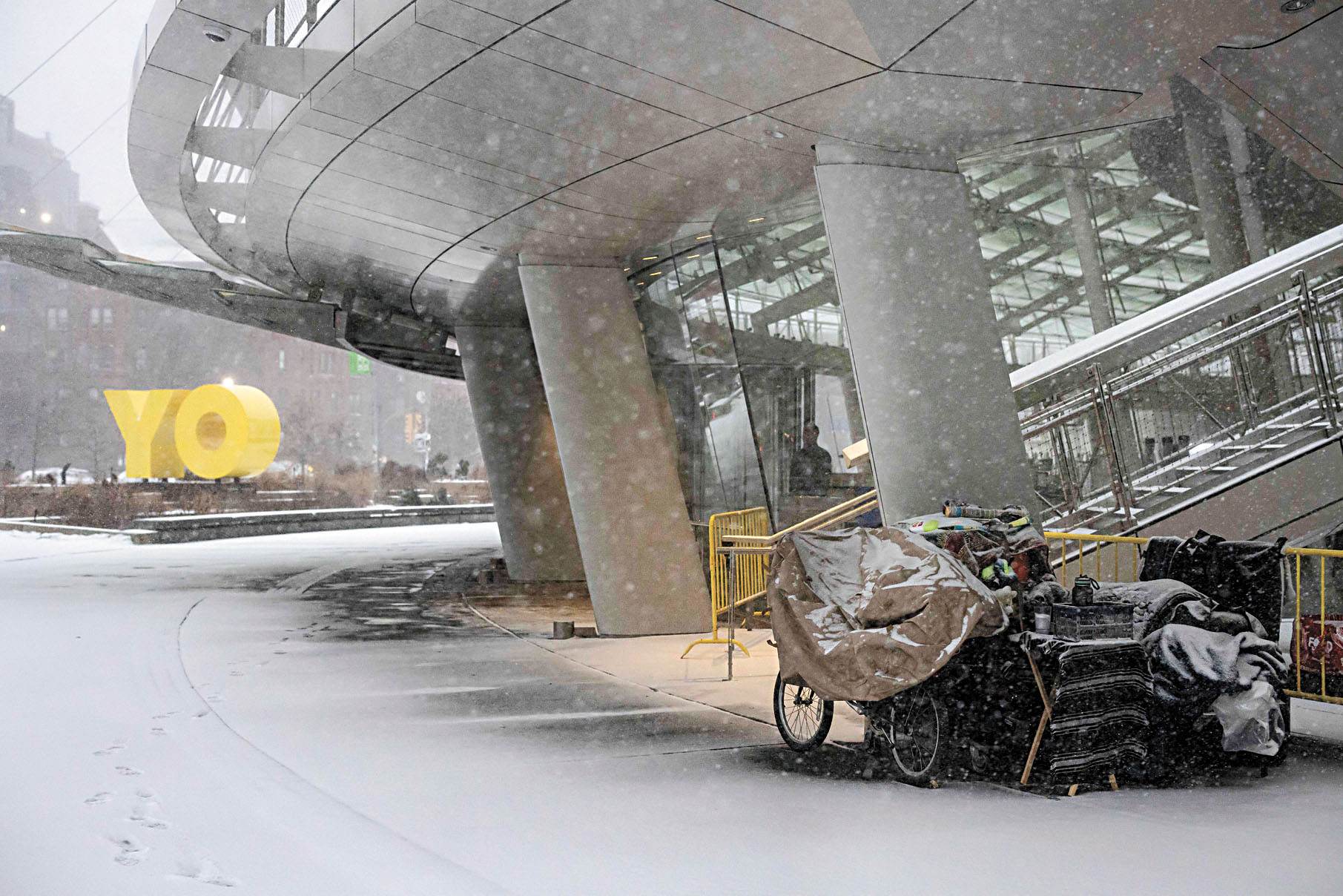 馬姆達尼強烈呼籲遊民前往收容所,並強調持續寒冷對戶外弱勢市民構成最大威脅。Dave Sanders/紐約時報