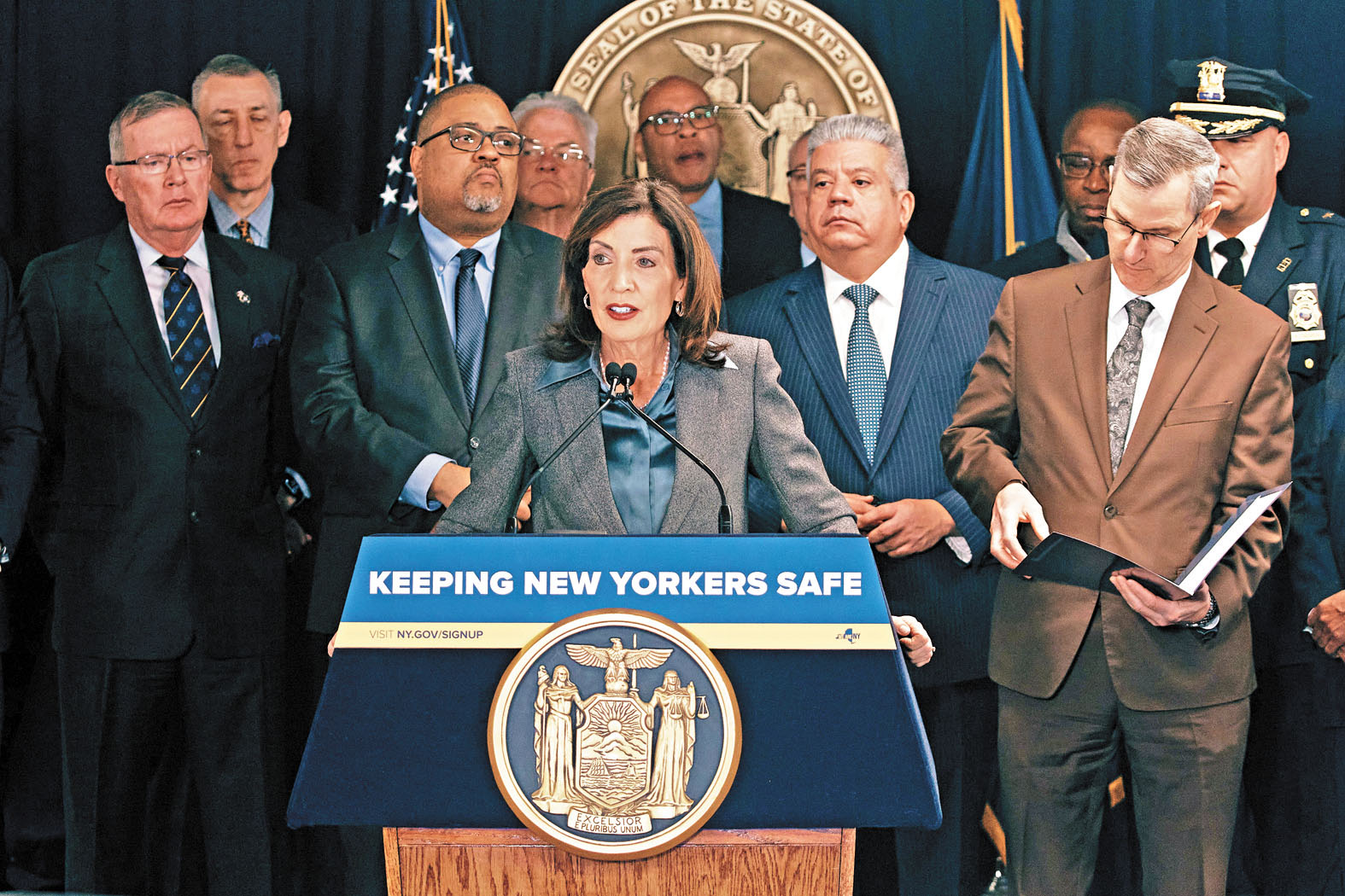 胡楚先後獲馬姆達尼及全數紐約民主黨國會眾議員支持連任。   Andres Kudacki/紐約時報