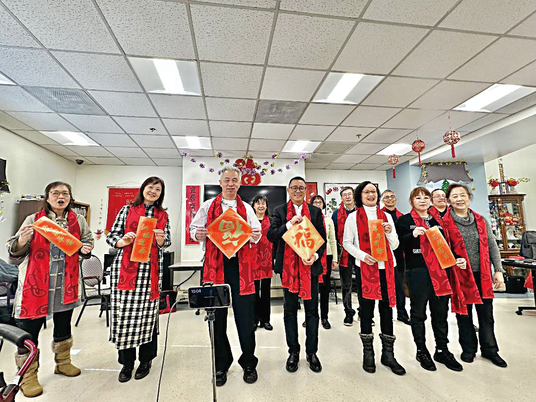 黃河藝術團在團長楊左（前右1）的帶領下，走進唐人街以悠揚的歌聲慰問長者。   梁敏育攝