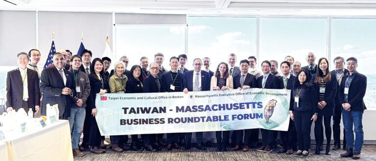 部分與會者合影。 主辦方提供