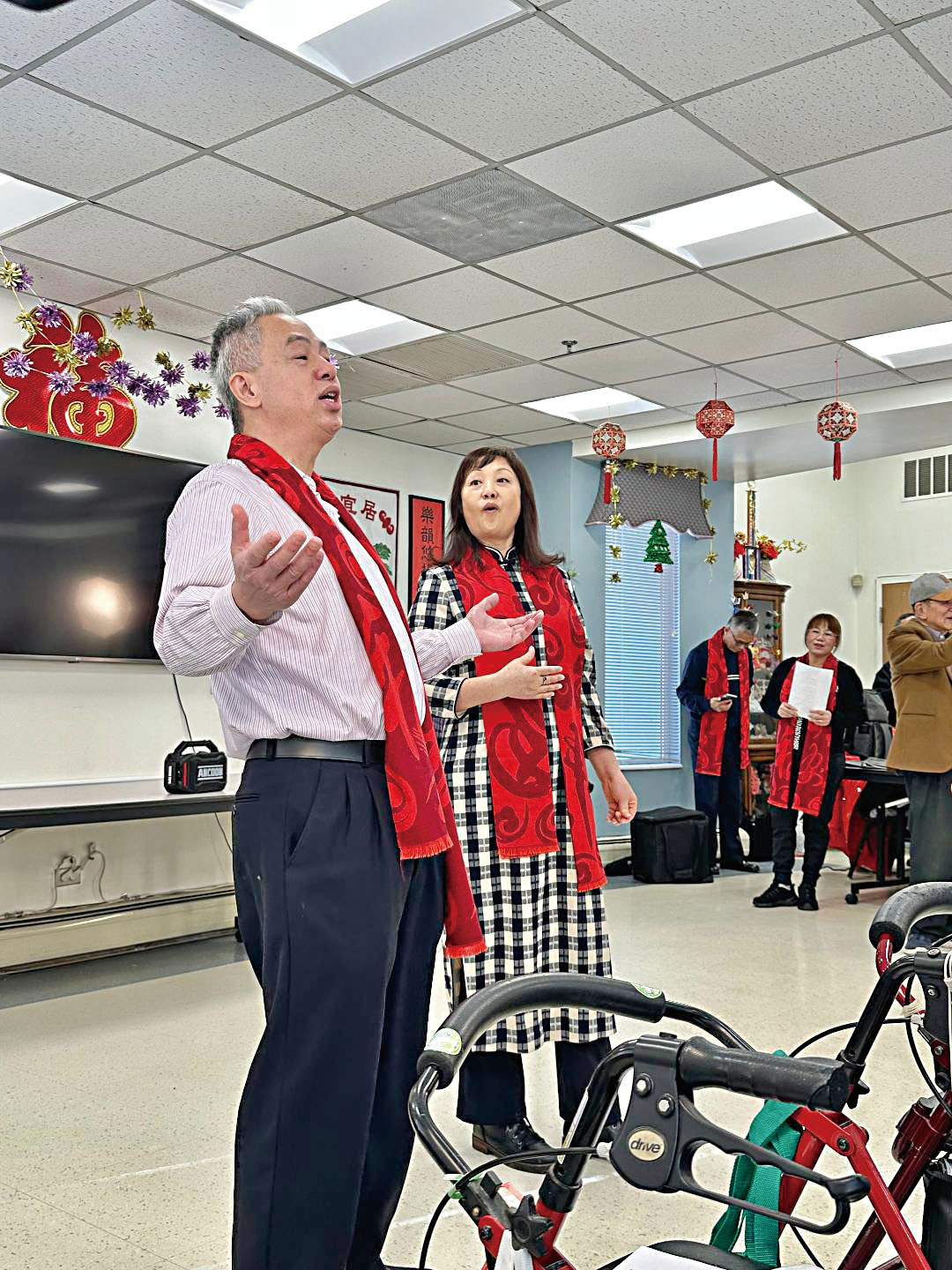 悅耳動聽廣東流行曲「偏偏喜歡你「 由譚潔（右）、黎琦（左）深情演繹。    梁敏育攝