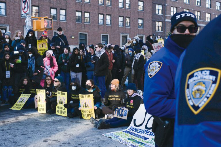 抗議活動最高峰時約有150人參與，最終導致12人被警方拘捕。Marco Postigo Storel/紐約時報