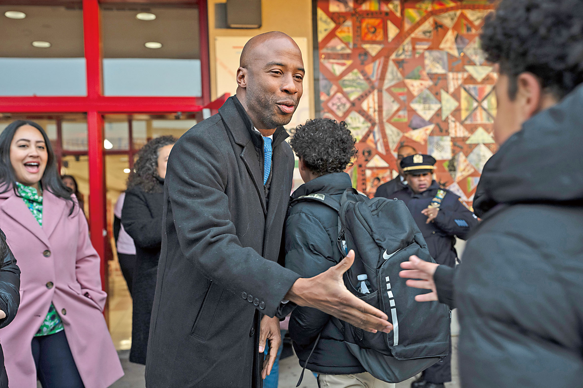 薩繆爾斯在市議會聽證會上全力捍衛市長公校控制權。              James Estrin/紐約時報