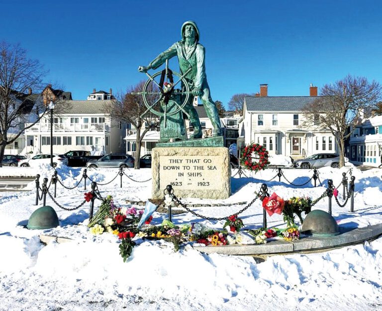 民眾在「漁民紀念雕像」前獻花。