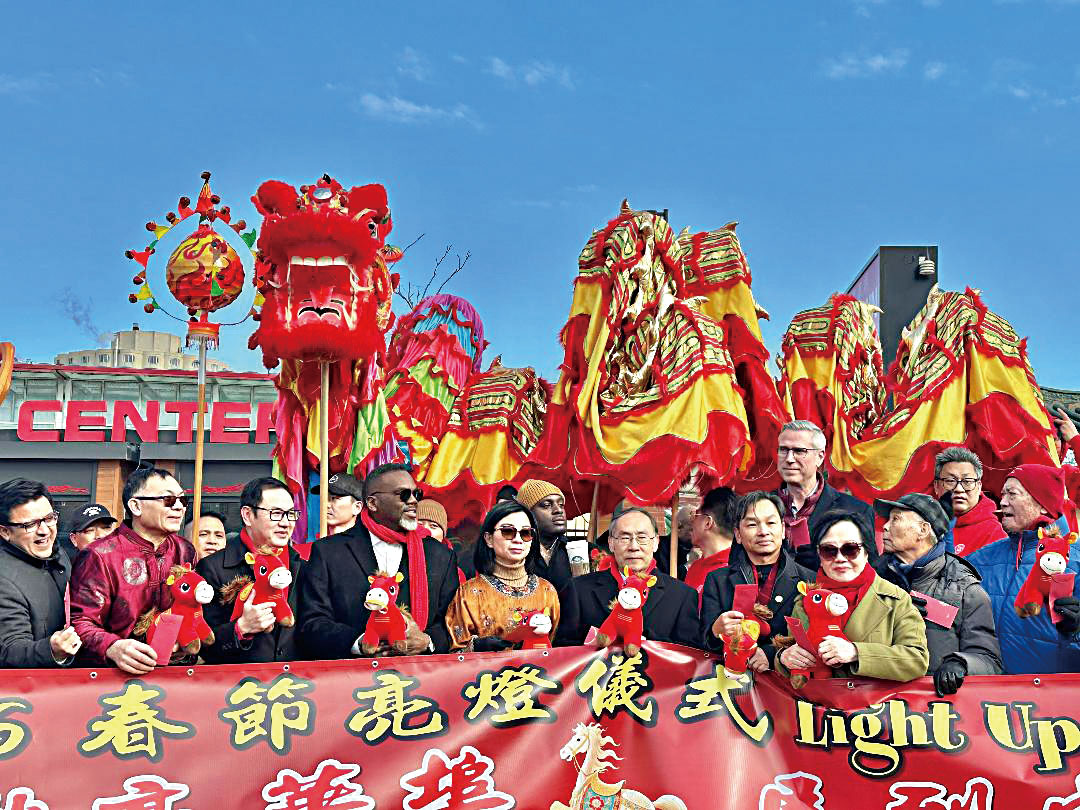 「燃亮華埠˙馬到成功」春節亮燈儀式,芝加哥市長約翰遜(左4)、中國駐芝加哥總領館王保東總領事(左6)欣然參與。(梁敏育攝)