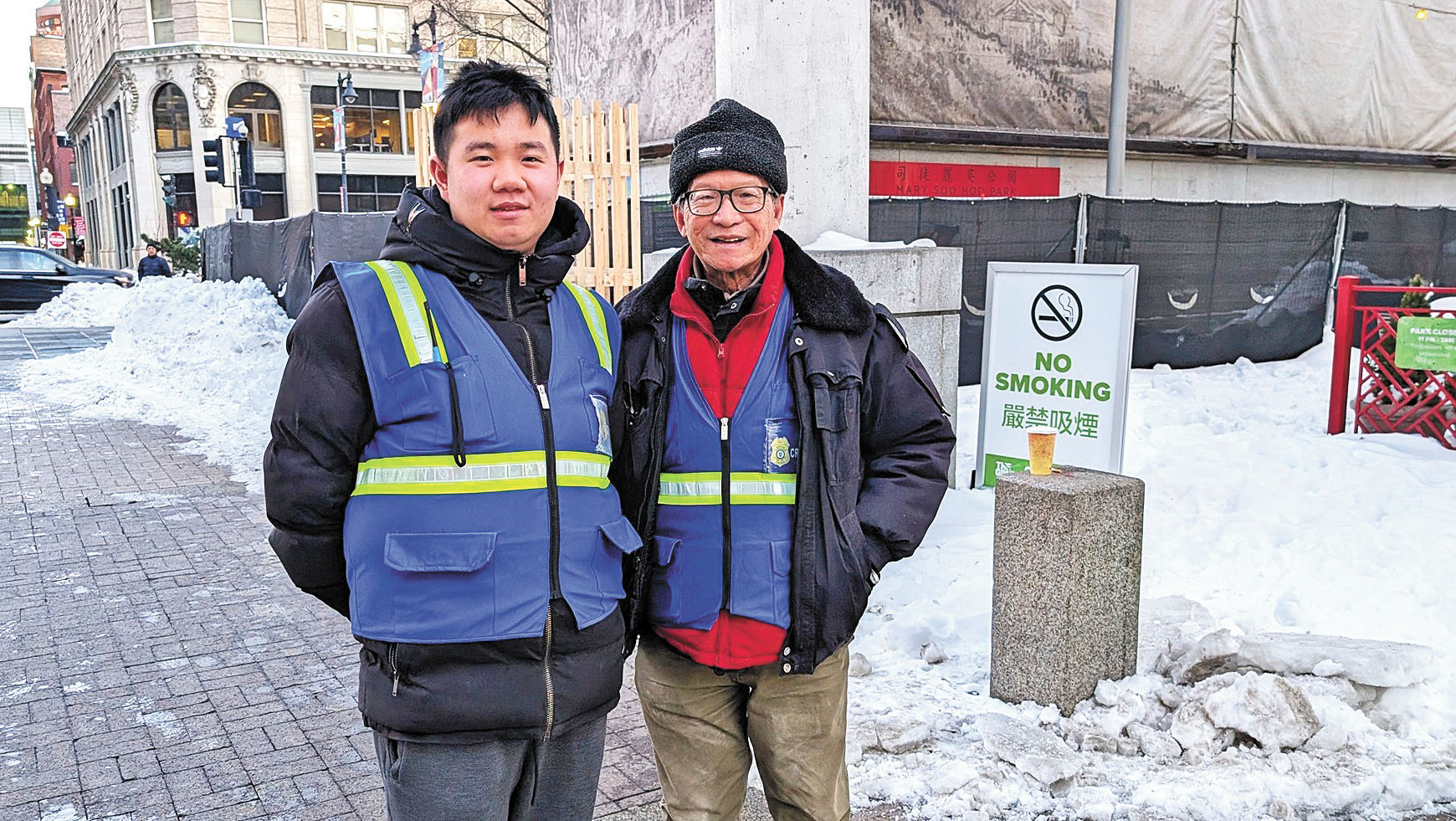 黃兆祥（右）冒雪在唐人街巡邏。         李強攝