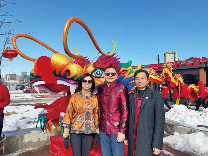 「燃亮華埠˙馬到成功」春節亮燈儀式主辦方福建總商會會長黃寶章(右)、亞裔文化中心校長徐婕雯(左)、協辦方之一·的美中餐飲協會會長鄭時坦(中)在龍頭前合影。 梁敏育攝