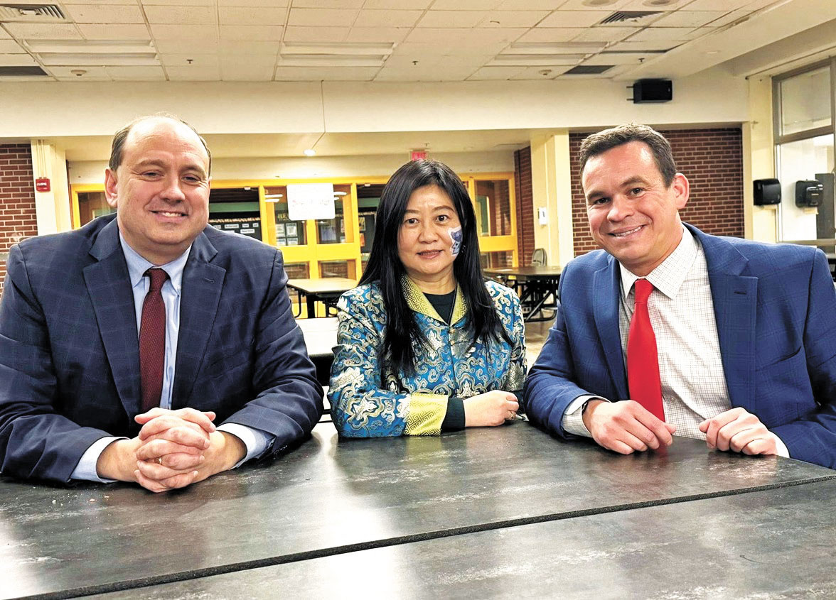 （左起）參議員埃爾德里奇、苟燕妮、衆議員塞納合影。