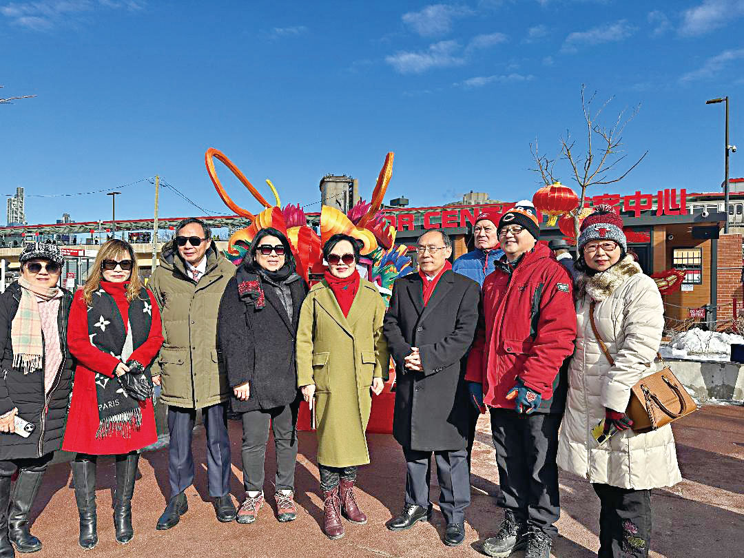 中國駐芝加哥總領館王保東總領事(右3)與僑社領導們提前慶祝新春的降臨。 梁敏育攝