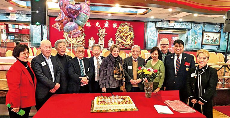 部分與會者同州長希利在大蛋糕前合影。李強攝