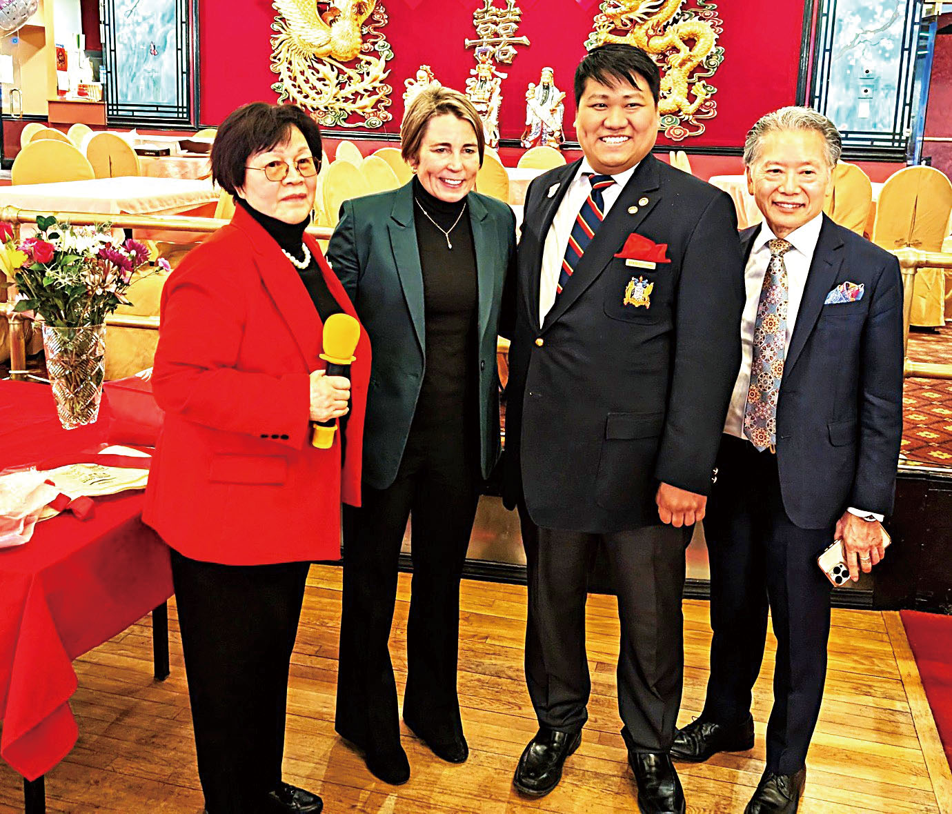 黃周麗桃（左一）、周樹昂（右一）等同州長合影。