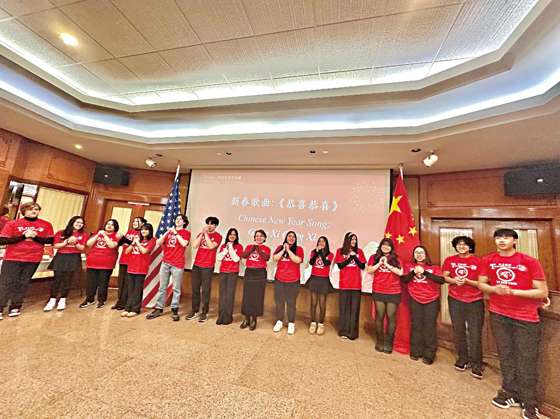 「恭喜恭喜」是塔夫特高中的學生送上的祝福。梁敏育攝