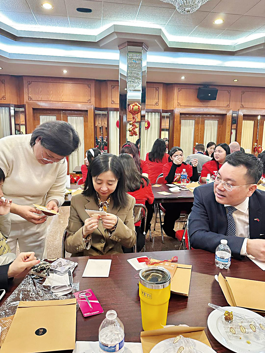 張宜琪副總領事（中）、王義參贊（右）專心向周海雲老師（左）學習蘇繡。   梁敏育攝