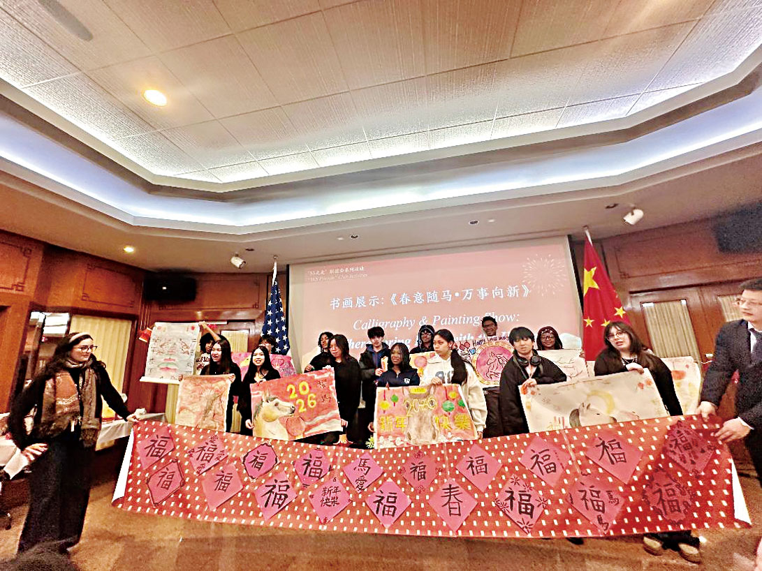 林肯公園高中的學生獻上「春意隨馬、萬事向·新」書畫作品。    梁敏育攝